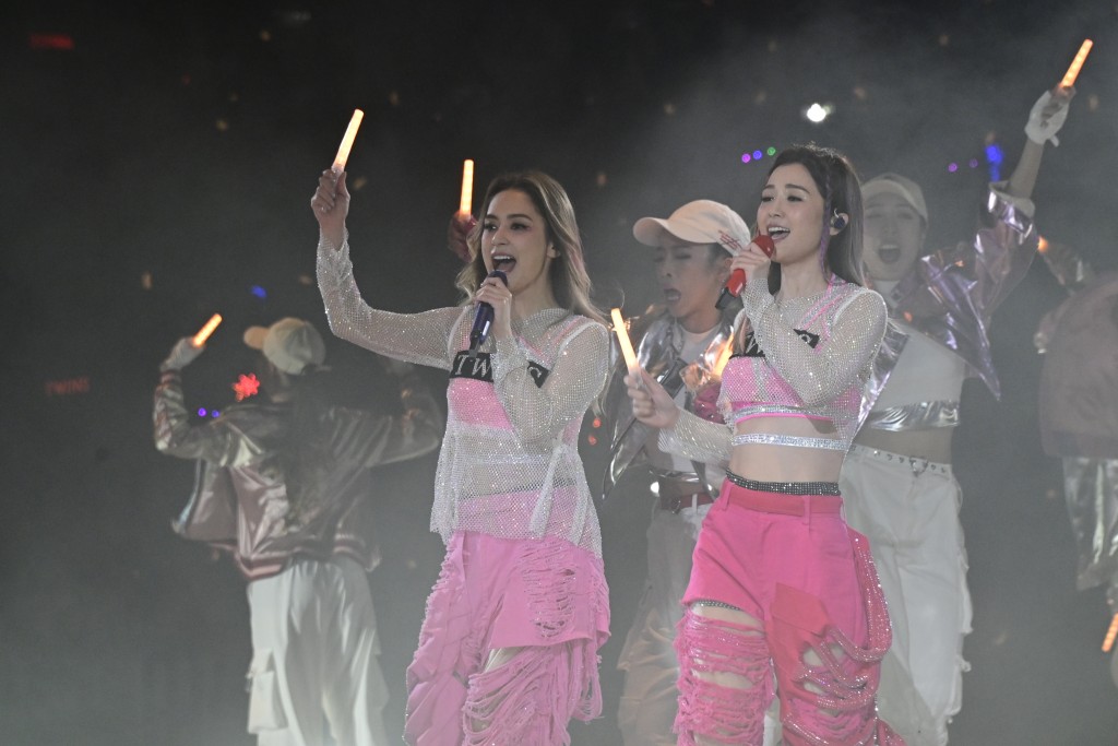 虽然蔡卓妍早前忙于宣传《金手指》，但演唱会亦无失准。