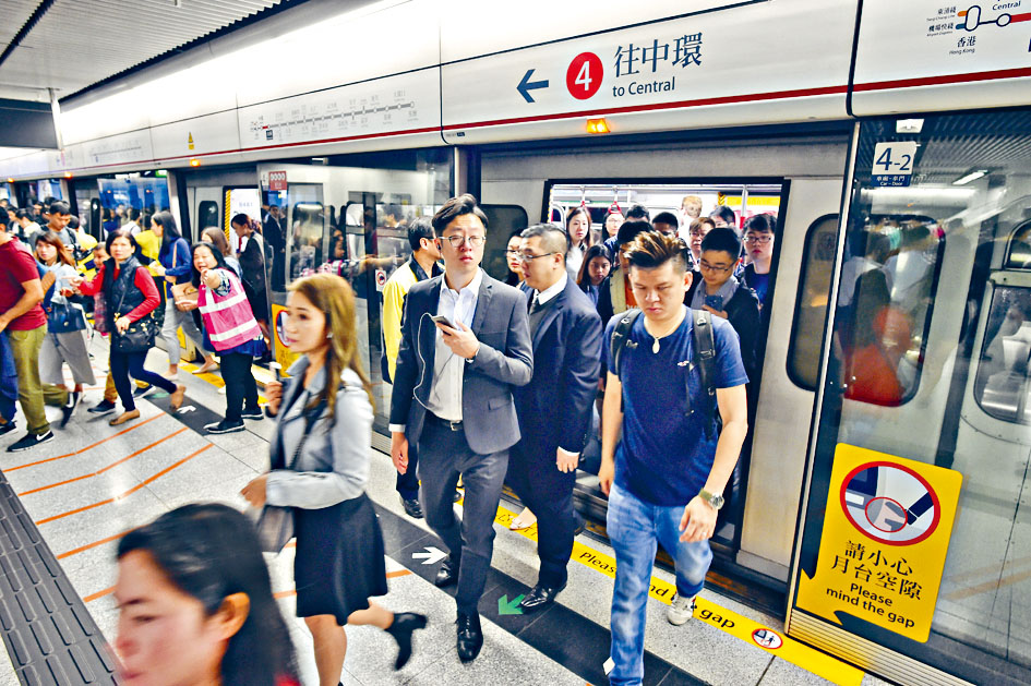 港鐵證實，周二凌晨荃灣綫一列無載客列車在金鐘站側綫泊車時稍為超越停泊位置，觸碰前方的「止衝擋」。