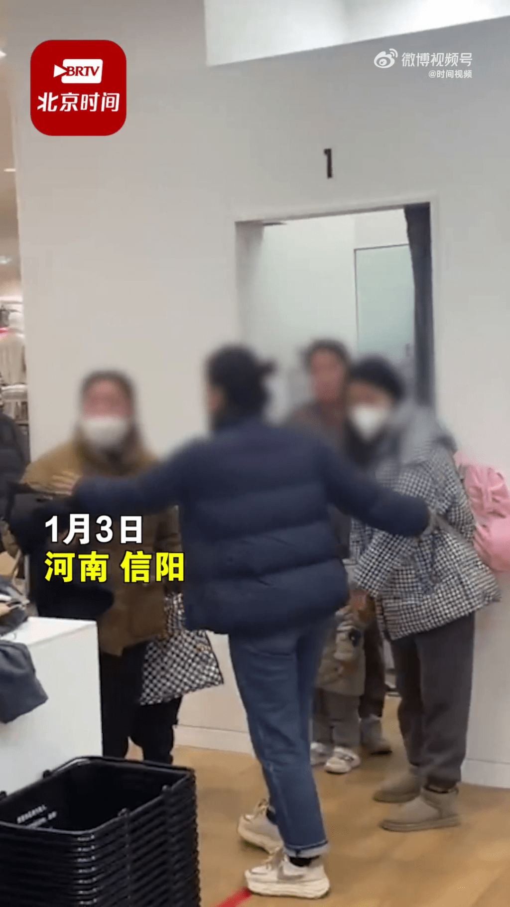 劝架的女店员试图拦著两名家长阻止冲突发生。