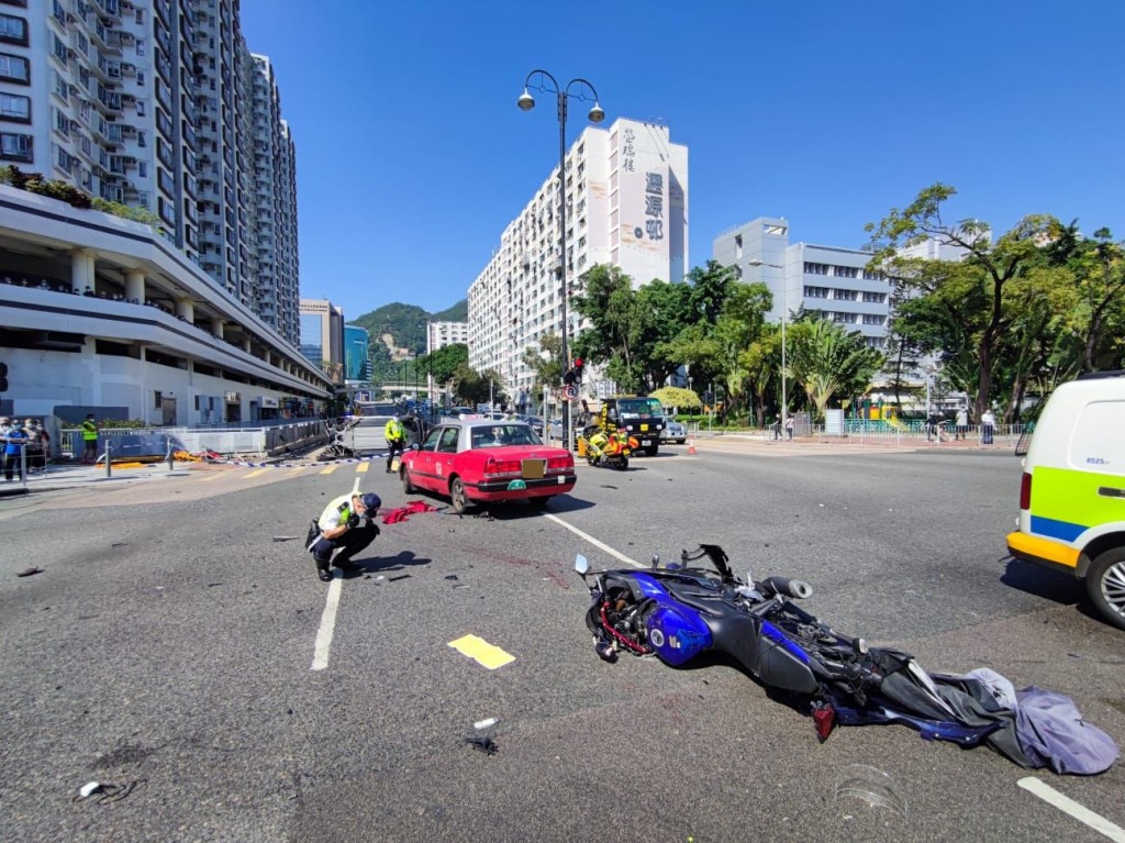 肇事電單車橫亙路中。梁國峰攝