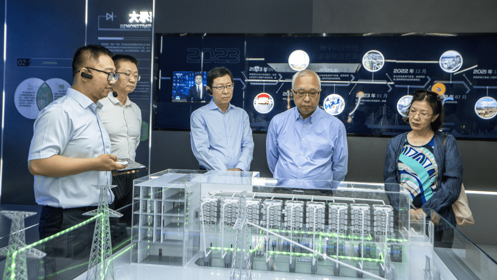 環境及生態局局長謝展寰參觀杭州的低頻輸電工程示範項目。圖為謝展寰（右二）和環境及生態局常任秘書長（環境）謝小華（右一）聽取負責人講解項目的發展。
