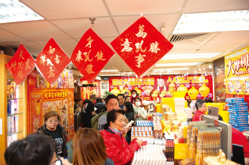 蛇年风水展及斑彩展开幕，人头涌涌，非常旺场。