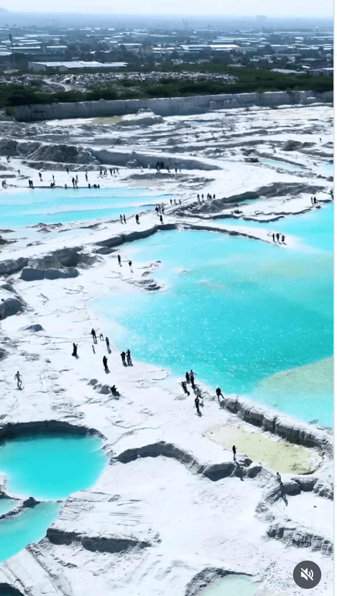 然而,外媒及專家相繼踢爆,該處根本不是自然雪景,而是亞洲規模最大的大理石廢料堆填區。IG@heavenexplorer影片截圖 然而,外媒及專家相繼踢爆,該處根本不是自然雪景,而是亞洲規模最大的大理石廢料堆填區。IG@heavenexplorer影片截圖