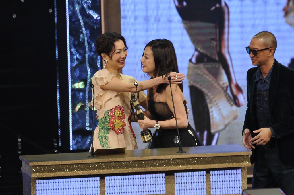 郑秀文与金像影后奖座最近的距离是2015年做颁奖嘉宾。