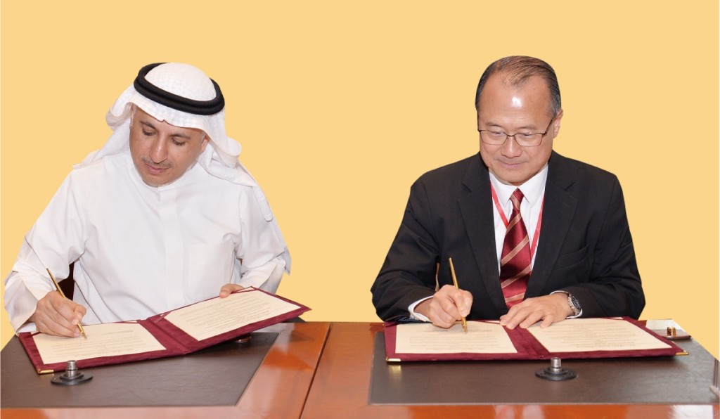 中東考察團到訪科威特、卡塔爾、阿聯酋，推動香港與中東深度合作。圖為與科威特工商會簽訂合作備忘錄。