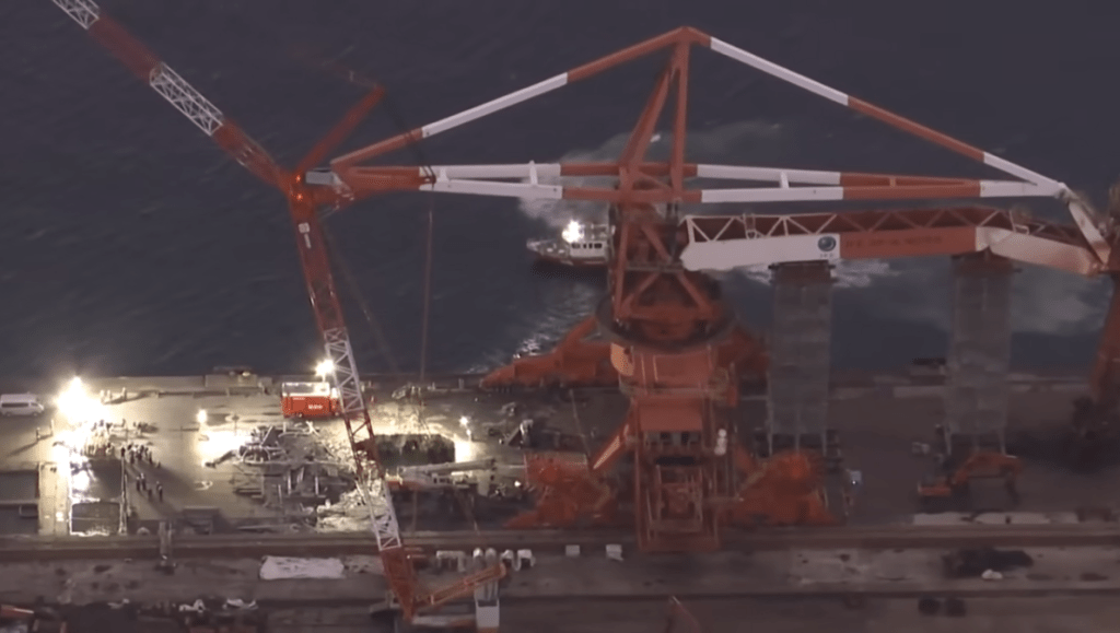 位於川崎區的一間大型鋼鐵廠,昨日(7日)在進行大型起重機拆卸工程時,一件重達500噸的巨型配重物突然墜落,導致鷹架崩塌。@ntv_news畫面截圖(下同) 位於川崎區的一間大型鋼鐵廠,昨日(7日)在進行大型起重機拆卸工程時,一件重達500噸的巨型配重物突然墜落,導致鷹架崩塌。@ntv_news畫面截圖(下同)