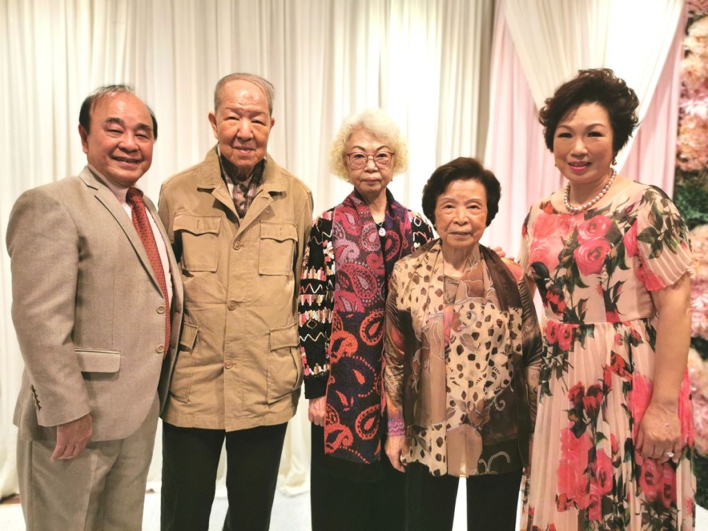 一對新人與雙方父母合照。