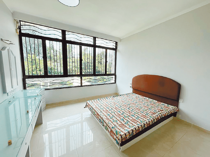 睡房空間寬闊，並設落地大窗引入自然光線。