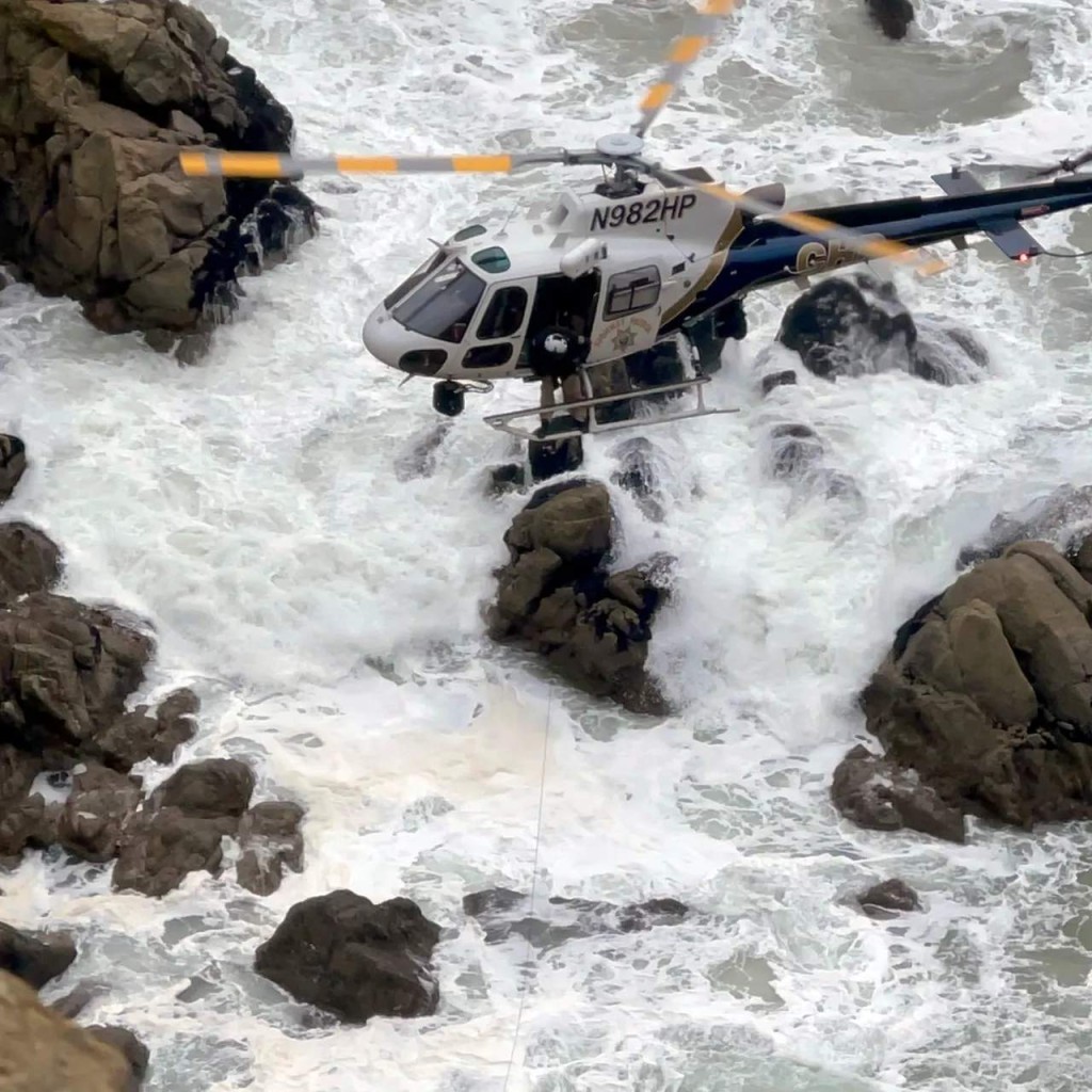 直升机飞近地势险峻的崖边救援。AP