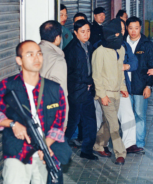 ■二○○三年平安夜，季炳雄在佐敦贼巢被捕后遭蒙头押走。