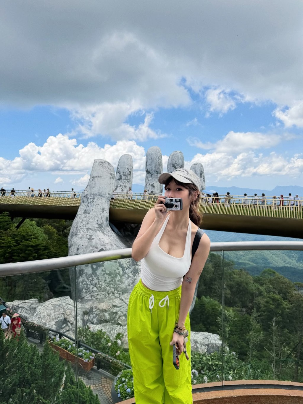 樂宜在佛手金橋上手持菲林相機，記錄旅途點滴。