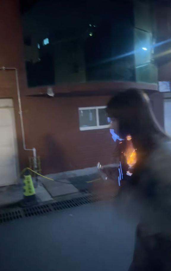 王添羽模仿喷火蛋糕遭回流火焰烧伤。抖音