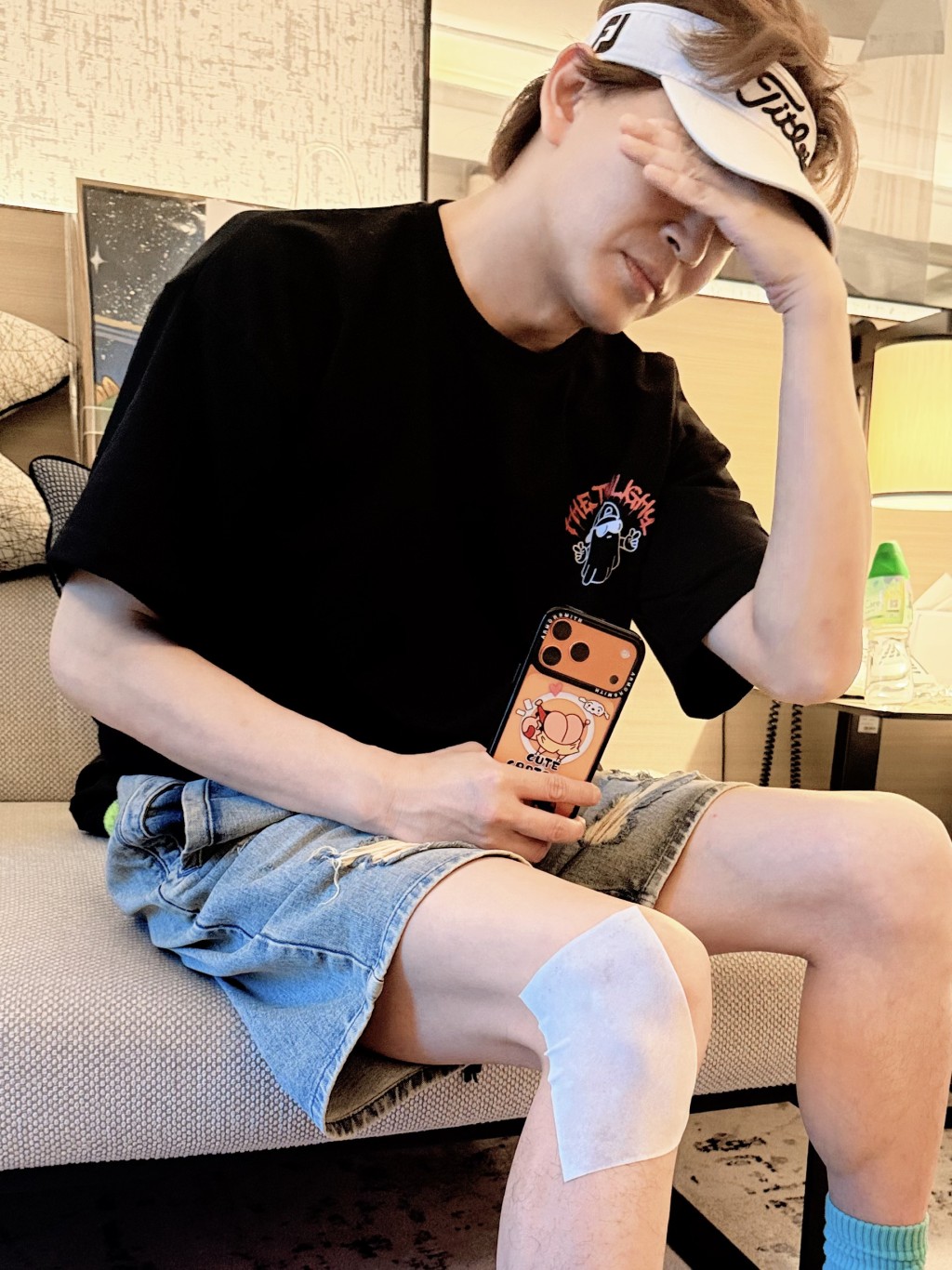 自嘲「瘀死無面見人」。