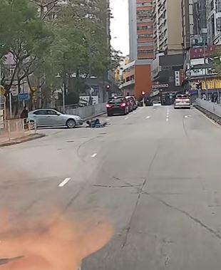 單車漢清醒起身。fb車cam L（香港群組）Lisa Wong影片截圖