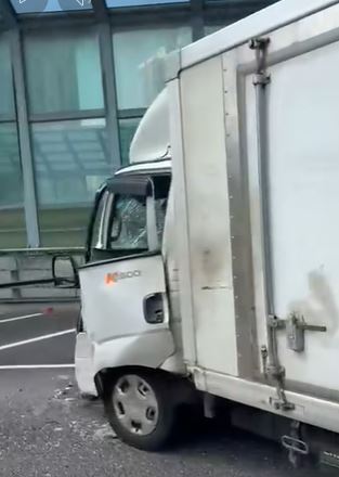 貨車車頭損毀，擋風玻璃爆裂。fb 車cam L（香港群組）  