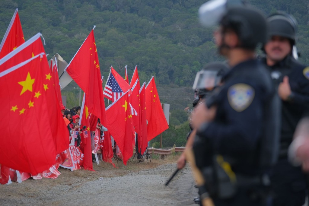 習近平車隊通往莊園的必經路段早上實施封路措施，但仍有大批華裔僑民在最近的路邊高舉國旗表達歡迎。彭詩喬攝