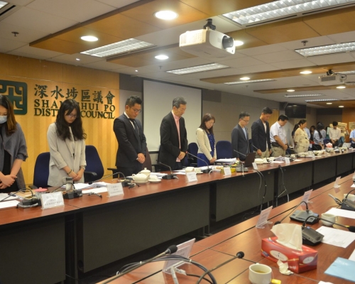 會議開始前為城巴車禍中的死者默哀。