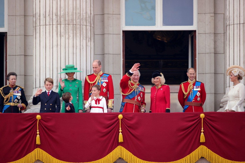 出席慶典王室成員包括威廉王子、公主夏洛特、王子路易斯等。  路透社