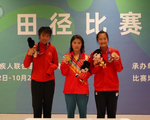 任國芬(右)早前在女子T36級100米決賽勇奪銅牌。香港殘疾人奧委會暨傷殘人士體育協會fb圖片