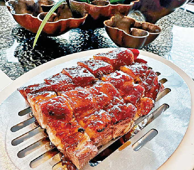 廣州公布最新版的公共場所英文標識規範，叉燒英文官名叫「Char Siu」。