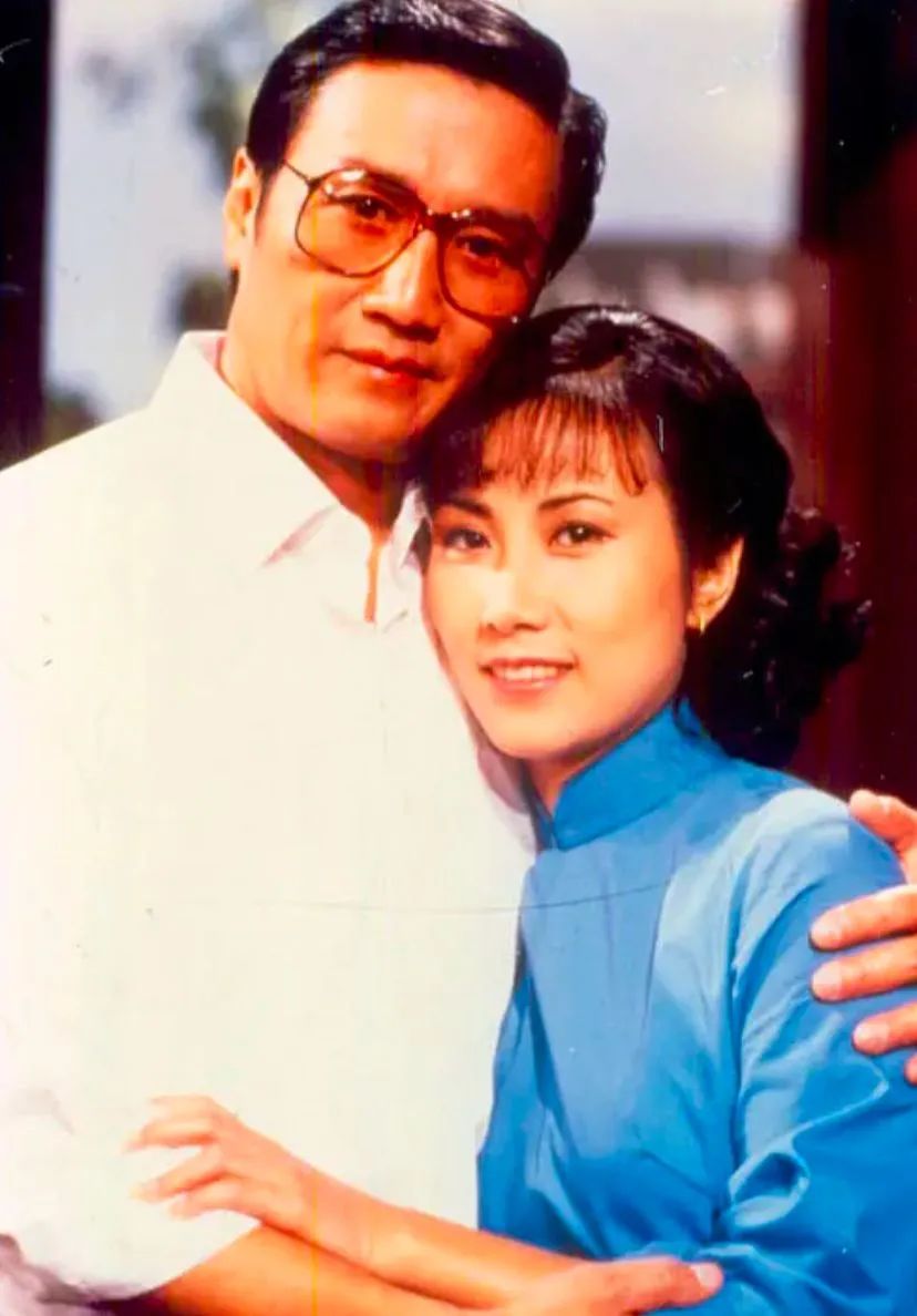 汪明荃是TVB昔日的当家花旦，与谢贤的《万水千山总是情》好经典。
