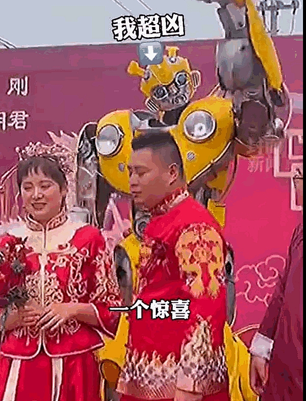 弟弟穿著一套高2.8米、重達20公斤的大黃蜂盔甲為姐姐送嫁。網圖