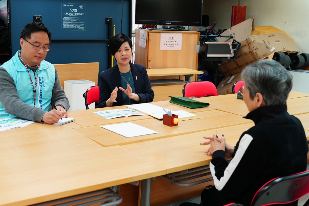 何永賢和負責「特設銷售計劃」的同事仔細聆聽業主想法。何永賢fb 何永賢和負責「特設銷售計劃」的同事仔細聆聽業主想法。何永賢fb