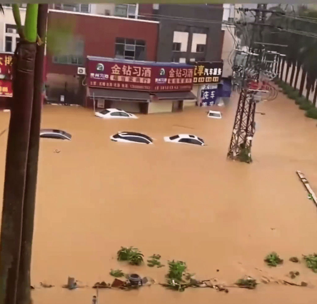 河北阜平單日降雨量破紀錄,水浸淹街,汽車被沖走。 河北阜平單日降雨量破紀錄,水浸淹街,汽車被沖走。
