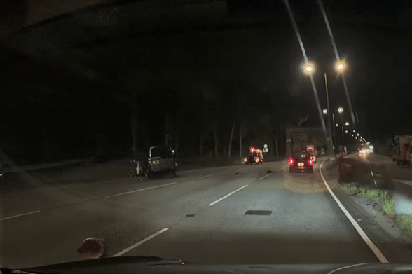 一輛私家車懷疑收掣不及撞樹。網上圖片