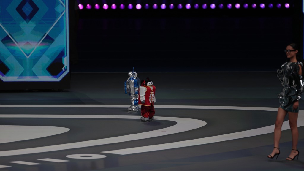 機械人在2025世界人形機械人運動會開幕式上表演。 路透社