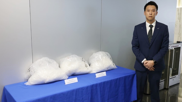 警方毒品調查科高級督察陳源勳展示檢獲的毒品。