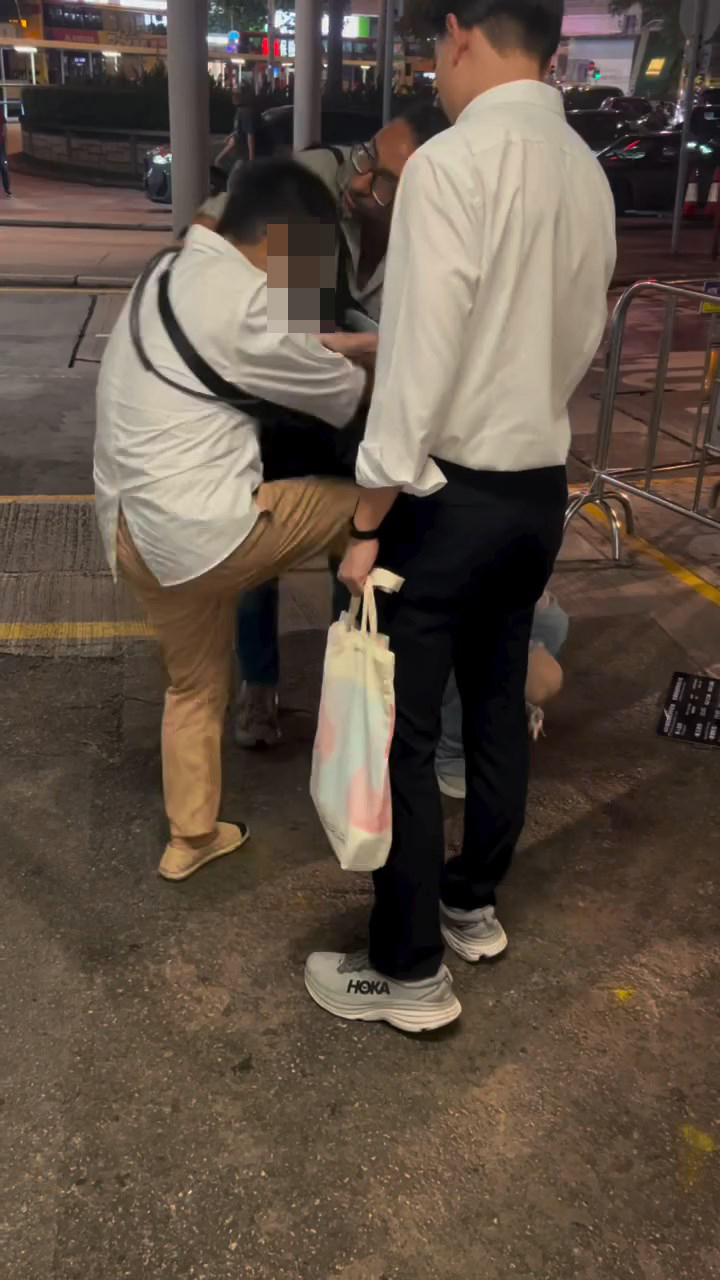 短髮女不發一言,拉起中年婦後竟伸腳踢向對方背脊。eric_lo725@threads片段截圖 短髮女不發一言,拉起中年婦後竟伸腳踢向對方背脊。eric_lo725@threads片段截圖