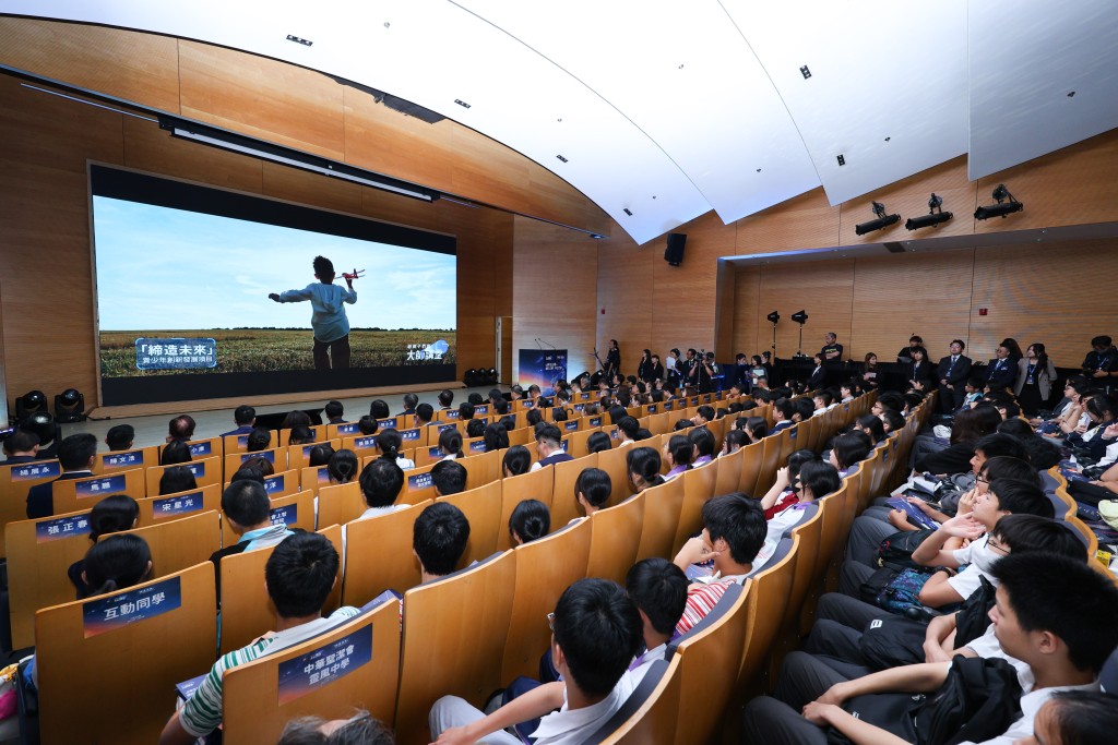 一眾香港學生出席「締造未來」青少年創新發展之「給孩子們的大師講堂——少年立山海:明日之問 今日之答」主場活動,學習前沿科技、國家重大建設成就及中華文化相關知識。 一眾香港學生出席「締造未來」青少年創新發展之「給孩子們的大師講堂——少年立山海:明日之問 今日之答」主場活動,學習前沿科技、國家重大建設成就及中華文化相關知識。