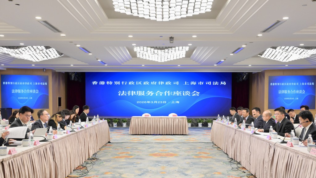 林定國與代表團昨日到訪上海巿司法局，與上海市司法局黨委書記、局長顧全（右二）會面，就加強兩地法律和仲裁調解業界的專業合作和涉外法律人才交流培訓等工作交流意見。政府新聞處圖片