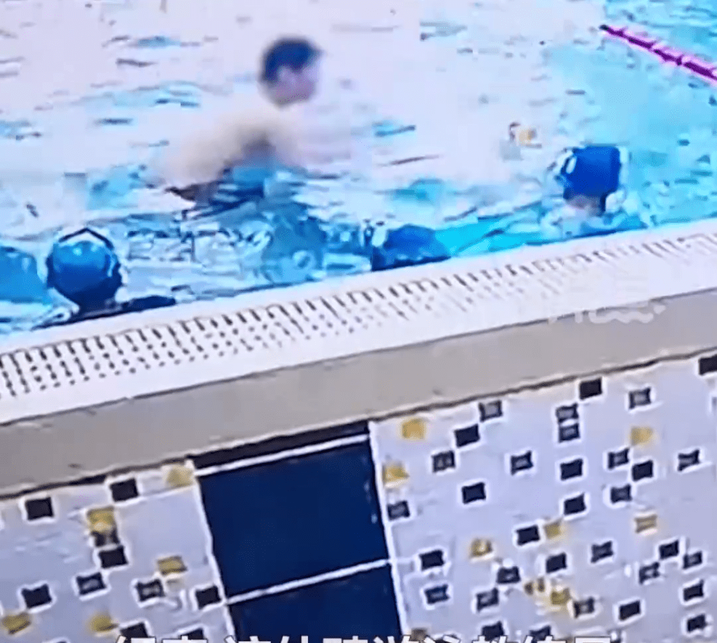 教練追著女童，不讓她從水中出來。