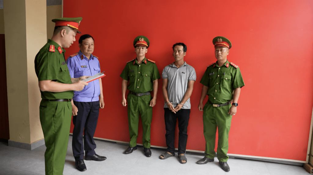 胡志明市警察调查局向嫌疑人刘清平下达了决定和命令。越南警方图片