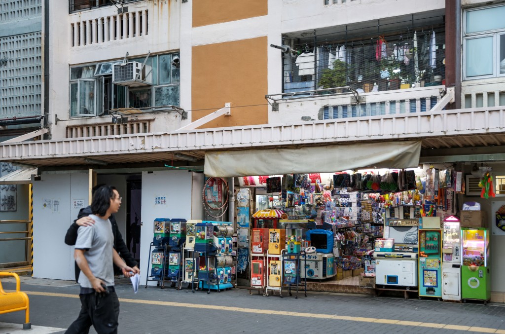 政府將發放資助以保留邨內特色商舖。資料圖片