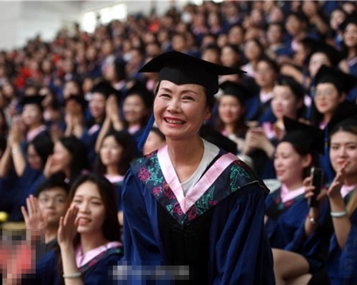 湖南一名婦人3年前陪女兒一起考研究所,最後竟然比女兒早一年考進大學。 網上圖片