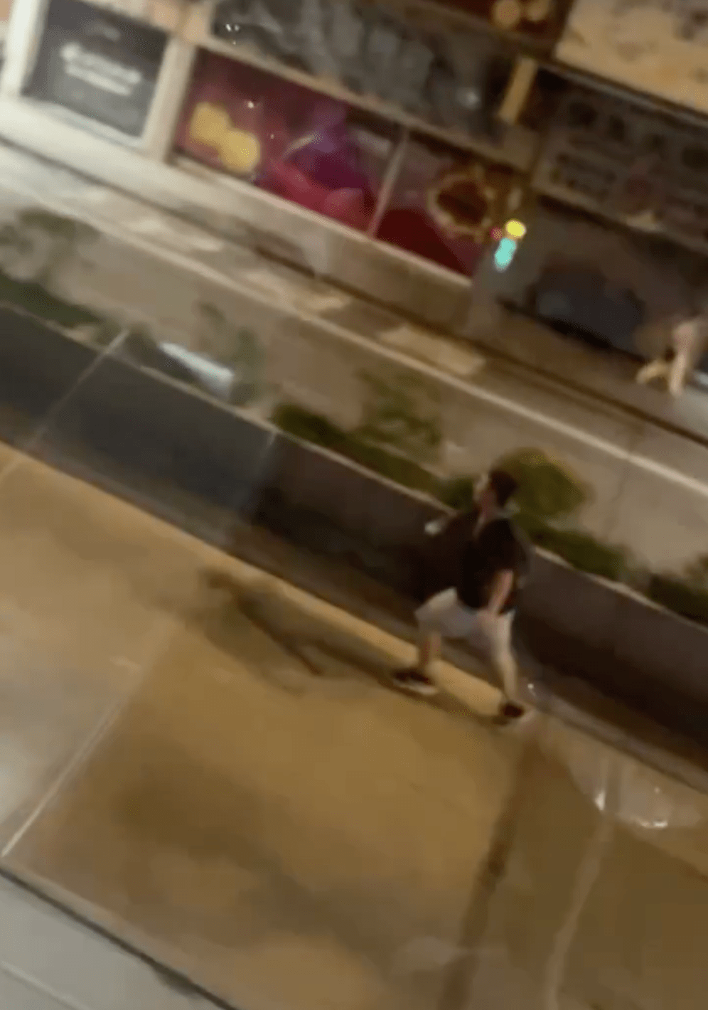 男子晚上在彌敦道快線狂奔。Facebook 車Cam L(香港群組)影片截圖 男子晚上在彌敦道快線狂奔。Facebook 車Cam L(香港群組)影片截圖
