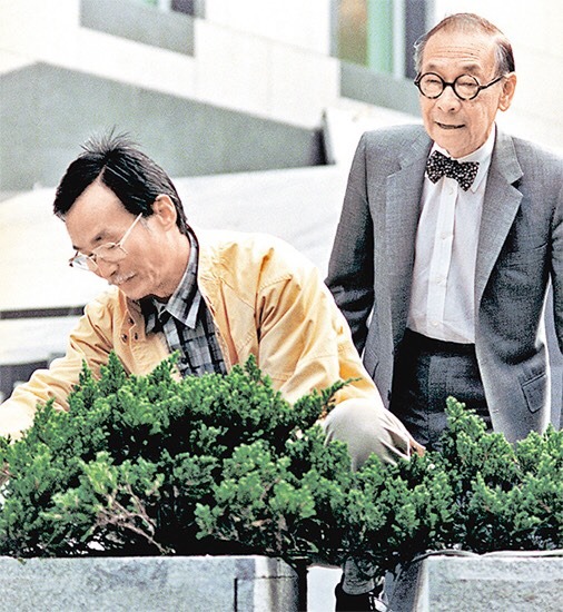 1989年朱銘在貝聿銘的邀請下，赴香港為中國銀行大樓建造「太極」作品「和諧共處」工作照。（圖片來源：朱銘美術館Facebook）