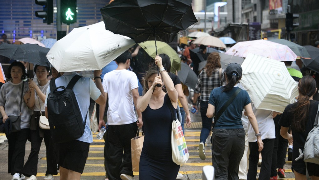 受麦德姆的雨带影响,本港周日初时间中有狂风骤雨、雷暴及猛烈阵风。陈浩元摄 受麦德姆的雨带影响,本港周日初时间中有狂风骤雨、雷暴及猛烈阵风。陈浩元摄