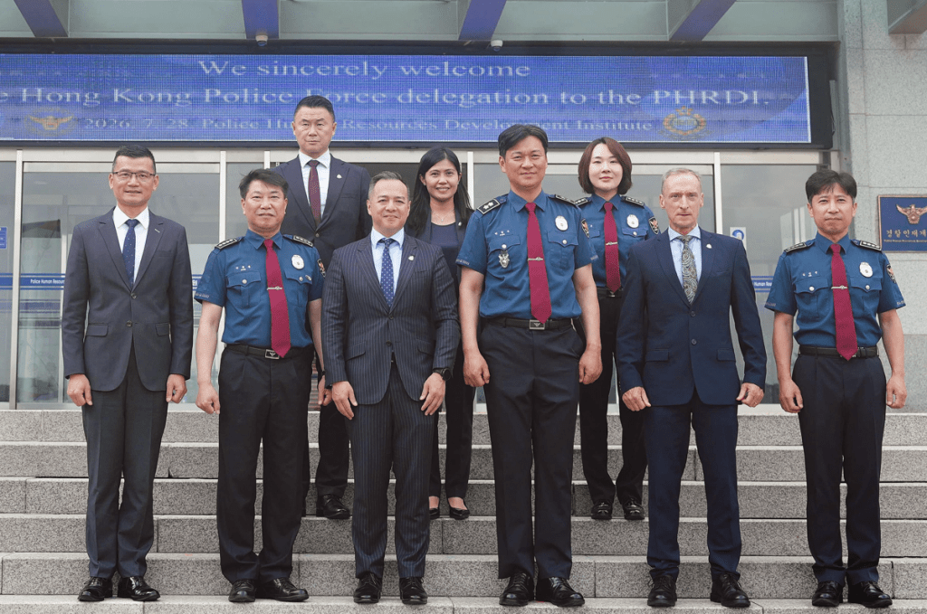 警務處處長周一鳴（前排左三）於7月28日及29日率領警隊代表團訪問韓國首爾。圖示周一鳴（前排左三）及代表團在7月28日到訪韓國國家警察廳人力資源發展學院，了解韓國警方在警務人員培訓及專業教育方面的最新發展。警方提供