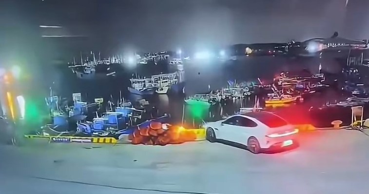 網傳影片拍下車輛墮海經過。微博@百姓關注 網傳影片拍下車輛墮海經過。微博@百姓關注