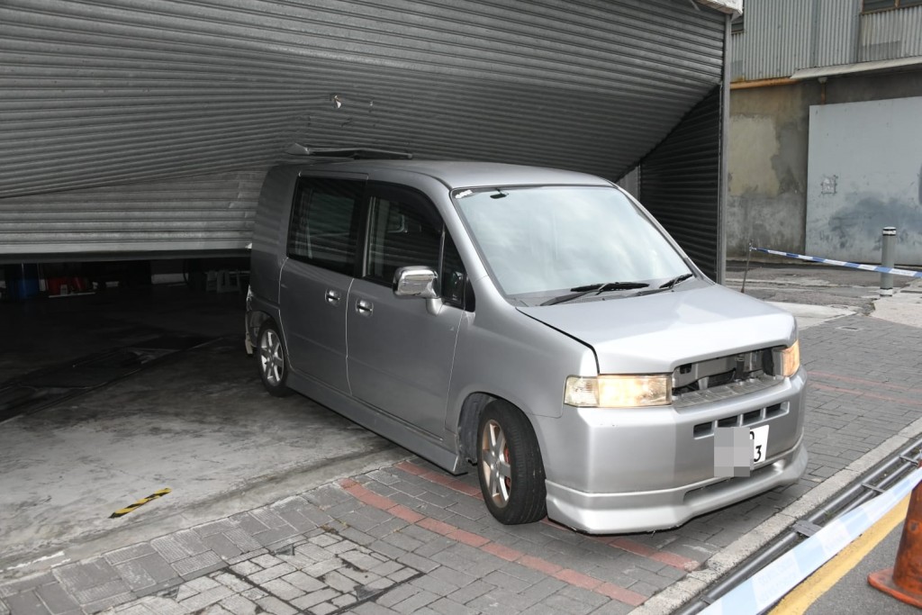粉嶺運輸署指定驗車中心遭掛假牌私家車撞閘。