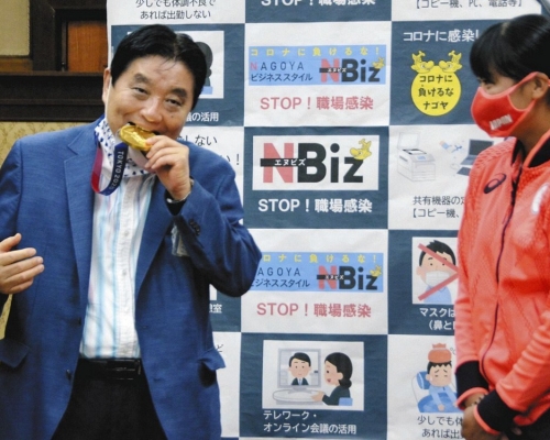 河村隆之(左)用口咬後藤希友(右)的奧運金牌，在網上惹起公憤。網圖