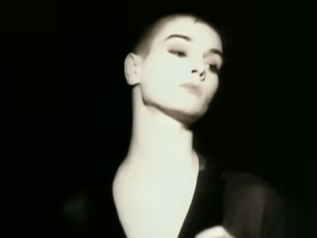 Sinéad O'Connor于1990年凭翻唱Prince的《Nothing Compares 2 U》走红国际。