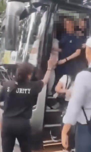 李卓興疑在旅遊巴上落車處，對著馬路上操英語的女保安大聲呼喝。