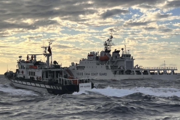 台灣海巡署指以1對1方式併航監控福建海警艦艦。中央社 台灣海巡署指以1對1方式併航監控福建海警艦艦。中央社