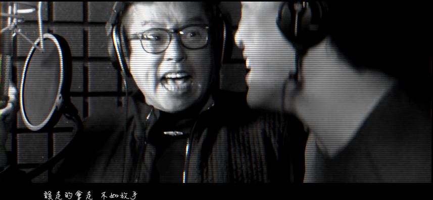 校長孖埋Eason合唱《明天何其多》。