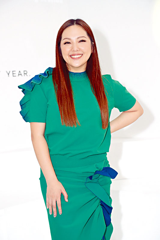 卫兰经历朋友患癌离世，用菲林相机拍下花牌照片。